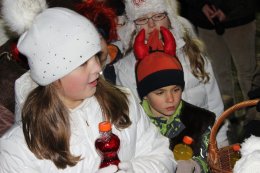Děti rozsvítily vánoční strom v obci