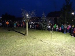 Vrány a loupežníci na rozsvícení vánočního stromu v obci.
