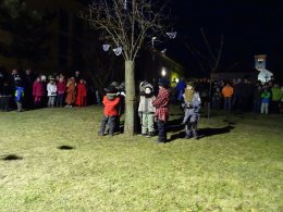 Vrány a loupežníci na rozsvícení vánočního stromu v obci.