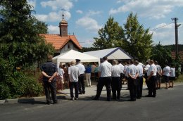 Proběhla slavnost žehnání opravené hasičky a kaple v Housku