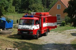 Proběhla slavnost žehnání opravené hasičky a kaple v Housku